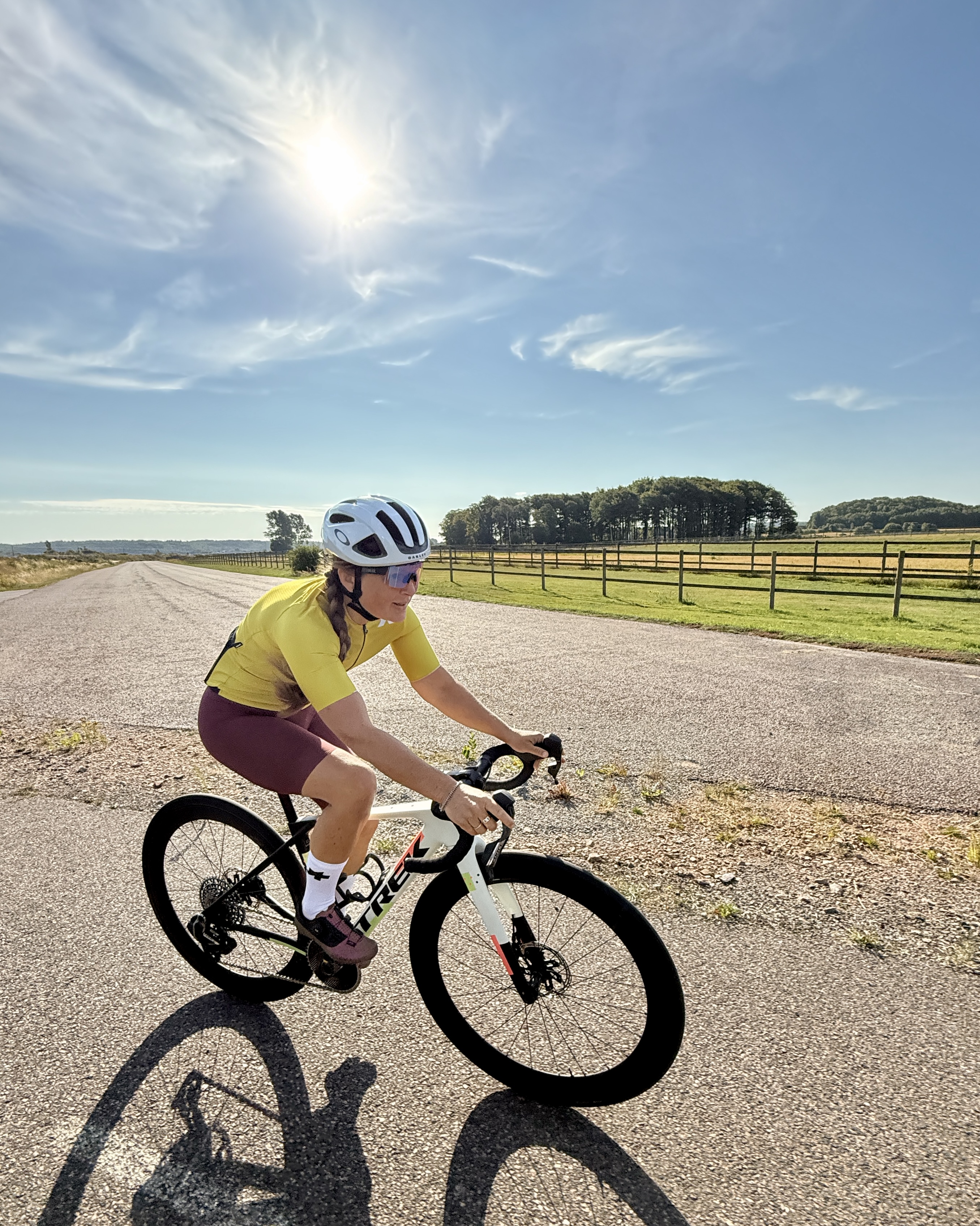 Cyklist på landsväg utanför Falkenberg
